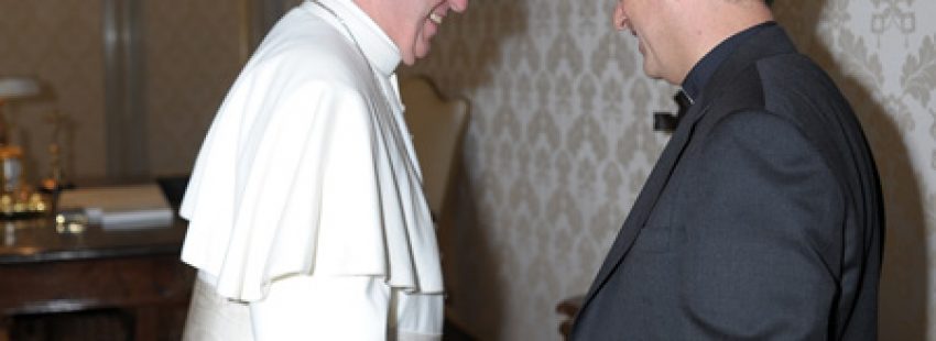 Imágenes del Papa Francisco con el jesuita Antonio Spadaro, director de La Civiltà Cattolica, durante la audiencia que el pontífice concedió a los miembros de esta publicación de los jesuitas el pasado 14 de junio.