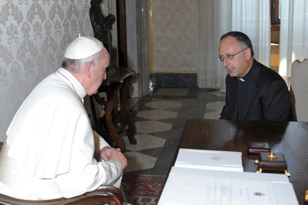 papa Francisco con el jesuita Antonio Spadaro, director de La Civiltà Cattolica, durante la audiencia que el pontífice concedió a  los miembros de esta publicación de los jesuitas el pasado 14 de junio.