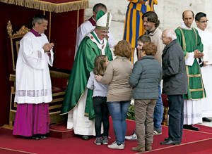papa Francisco con familias durante el Encuentro Mundial de las Familias con motivo del Año de la fe octubre 2013