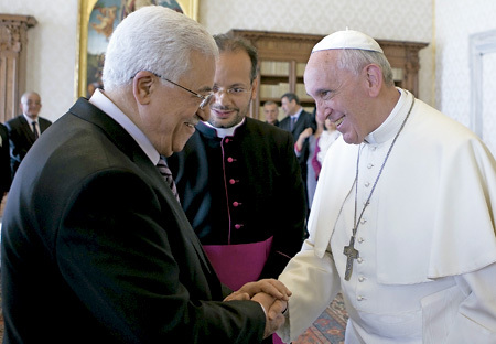 papa Francisco con Mahmud Abbas, presidente de la Autoridad Nacional Palestina octubre 2013