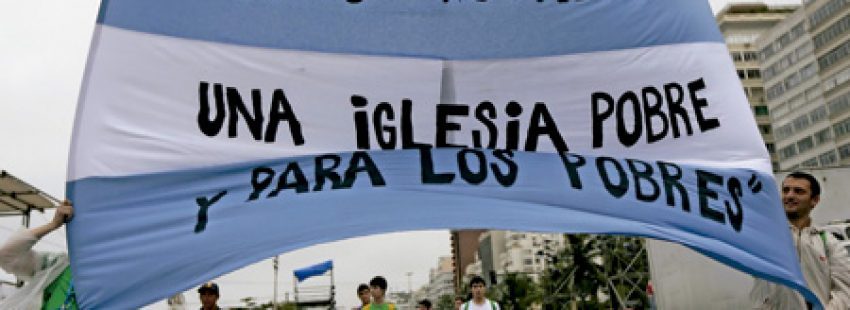 Cómo quisiera una Iglesia pobre y para los pobres, mensaje en una bandera de jóvenes argentinos participantes en la JMJ Río 2013