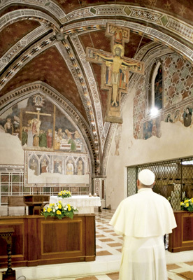 papa Francisco visita Asís, rezo ante el Cristo de San Damián, 4 octubre 2013