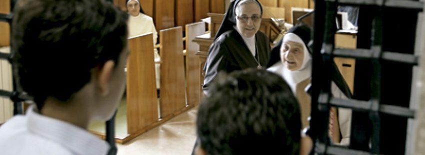 religiosas españolas en convento español a punto de cerrar abriendo sus puertas a la acogida