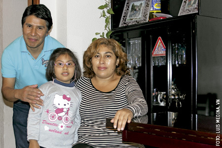 familia de inmigrantes bolivianos en España en un piso de acogida del Centro Pueblos Unidos