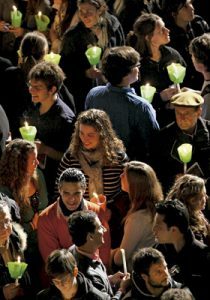grupo de personas creyentes católicos celebran Pascua con antorchas y velas encendidas