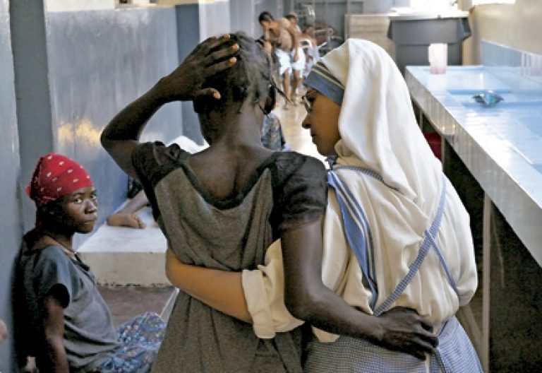 religiosa acompañana a una víctima enferma del sida en un hospital católico en África
