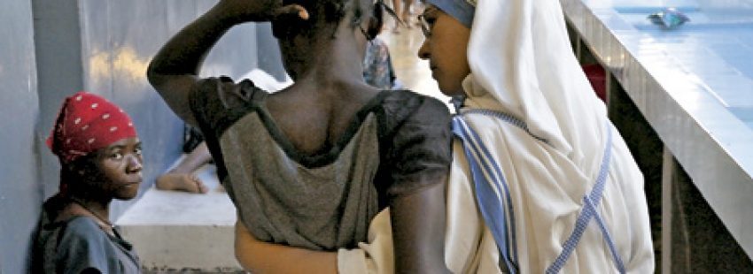 religiosa acompañana a una víctima enferma del sida en un hospital católico en África