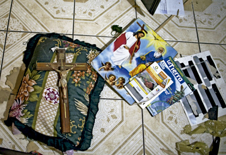 objetos abandonados por sacerdotes al huir de Michoacán México por las presiones de las mafias