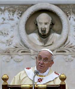 papa Francisco oficia la misa 1 noviembre 2013 Todos los Santos en el cementerio del Verano