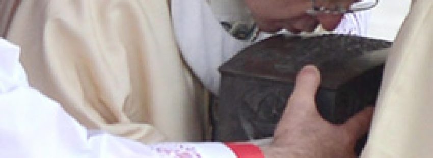papa Francisco en la clausura del Año de la fe besa las reliquias de San Pedro 24 noviembre 2013