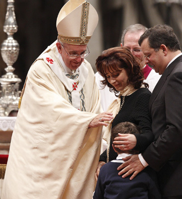 papa Francisco con una familia octubre 2013