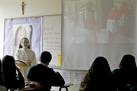 religiosa profesora imparte clases a alumnos en el aula en la universidad
