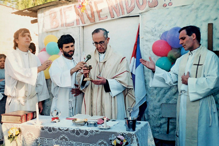 Jorge Mario Bergoglio arzobispo de Buenos Aires oficia una misa liturgia