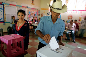 ciudadanos votan en Honduras 2013