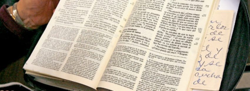 mujer leyendo la Biblia en la Iglesia