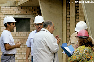 sacerdote José Ramón Verea con obreros construyen nueva iglesia parroquial en La Antilla, Huelva, contratados por la Iglesia local