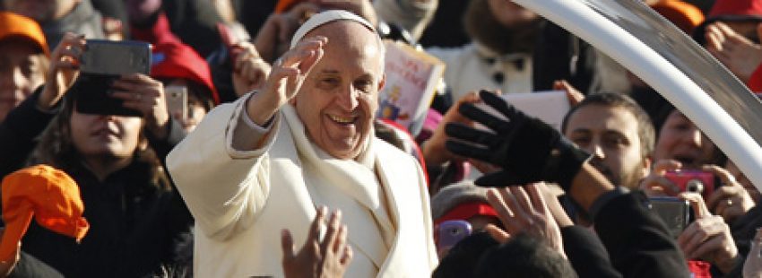 papa Francisco en el Vaticano con frío 11 diciembre 2013