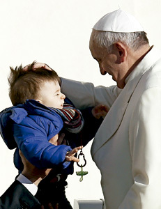 papa Francisco saluda a un niño