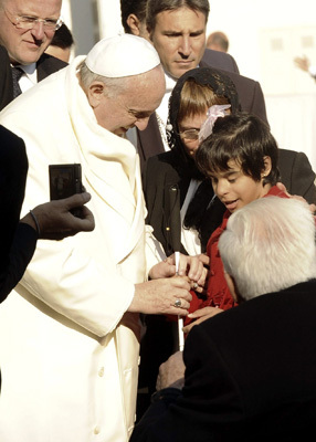 audiencia general papa Francisco con niña ciega de la ONCE bendice el bastón 11 diciembre 2013