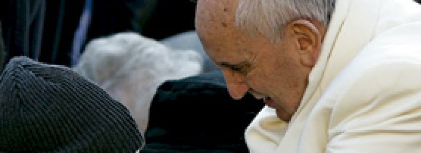 papa Francisco saluda a un hombre enfermo en silla de ruedas