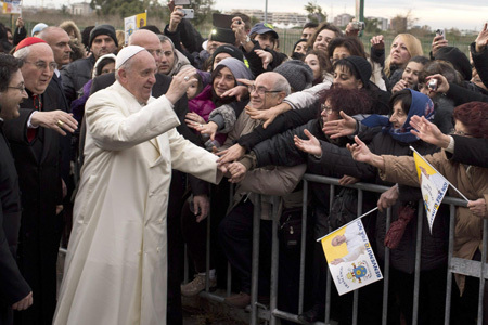 papa Francisco saluda a la gente antes de celebrar misa en una parroquia primer domingo de Adviento 1 diciembre 2013