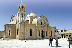 soldados se acercan a una iglesia víctima de la guerra en Siria