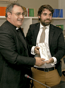 Fran Otero recibe el Premio Juan Pablo II de Comunicación de la Fundación Crónica Blanca, de manos de José María Gil Tamayo, secretario general de la CEE