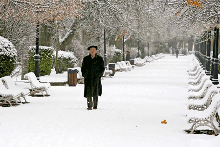 hombre anciano camina da un paseo en la nieve