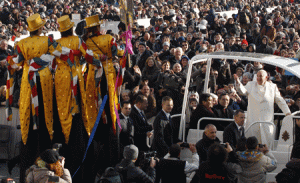 papa Francisco en audiencia general 8 enero 2014 con miembros de Golden Circus