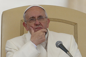 papa Francisco serio durante la audiencia general miércoles 22 enero 2014