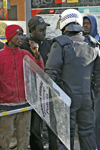 policía con inmigrantes en la calle