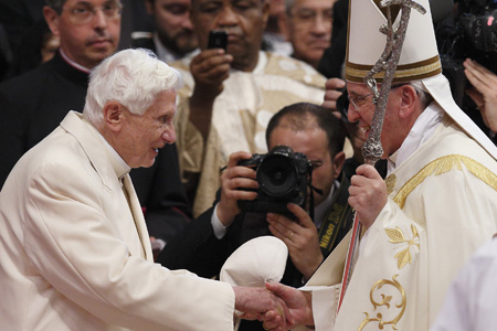 papa Francisco y Benedicto XVI en el consistorio de creación de cardenales 22 febrero 2014