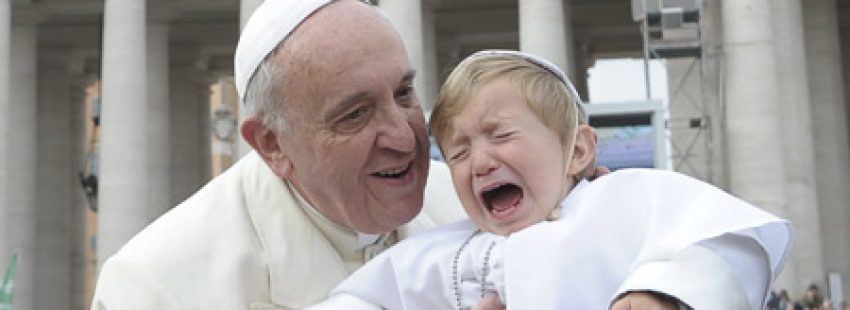 papa Francisco con un niño disfrazado de papa durante la audiencia general miércoles 26 febrero 2014