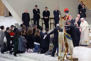 papa Francisco con Kiko Argüello y neocatecumenales 1 febrero 2014