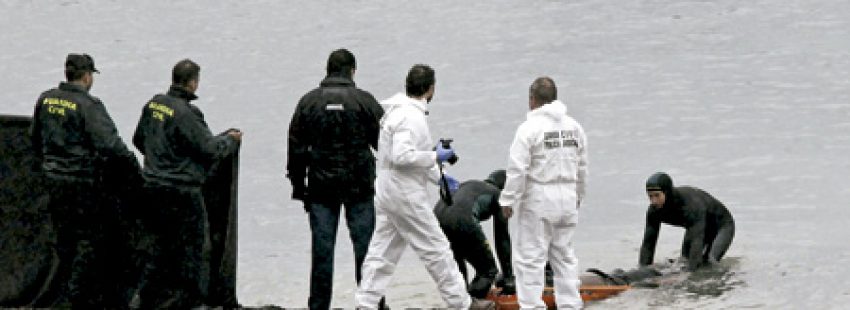 la Guardia Civil rescata el cadáver de un subsahariano en la playa del Tarajal en Ceuta febrero 2014