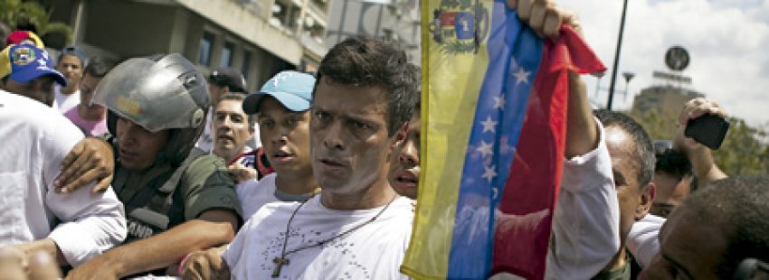 Leopoldo López, opositor del gobierno en Venezuela, detenido por la policía febrero 2014