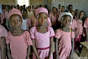 niñas y niños alumnos estudiantes en una escuela en Nigeria