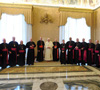 grupo de obispos visitan al papa en Roma durante una visita ad limina