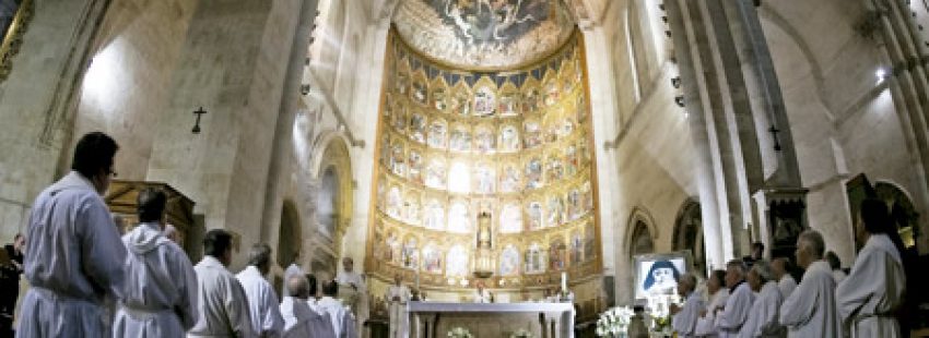 sacerdotes en una celebración en la catedral vieja de Salamanca
