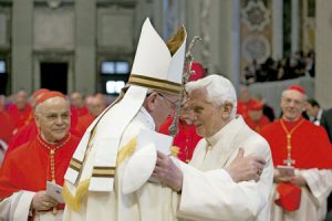 papa Francisco y Benedicto XVI se abrazan durante el consistorio 22 febrero 2014