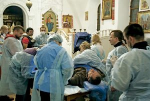 víctimas de la violencia en Ucrania atendidos en un hospital improvisado en una catedral ortodoxa