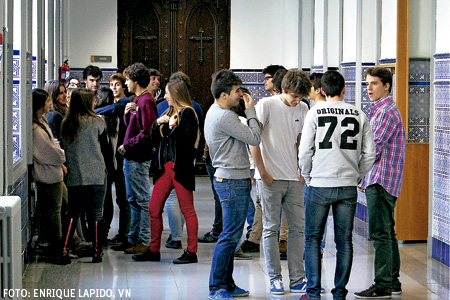 jóvenes laicos estudiantes alumnos en la universidad