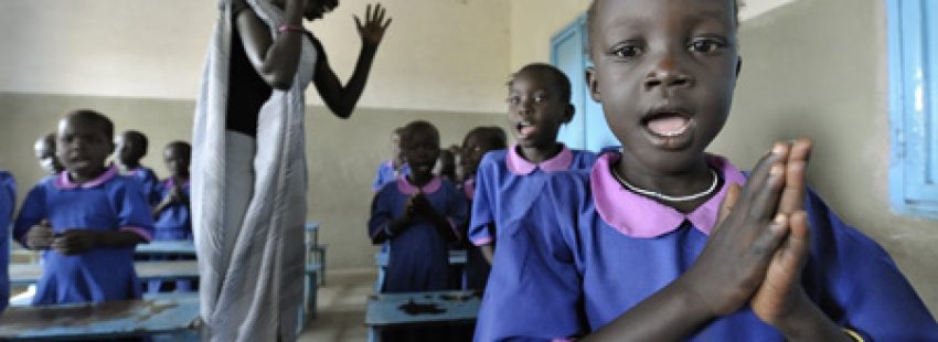 niñas pequeñas rezando alumnas en una escuela católica de África
