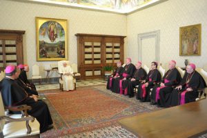 grupo de obispos visitan al papa en Roma durante una visita ad limina