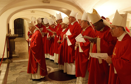 grupo de obispos rezan en la gruta de los papas en Roma durante una visita ad limina