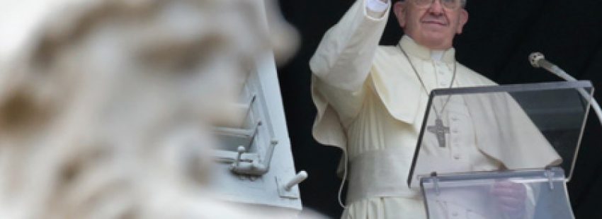 papa Francisco rezo del Angelus dominical desde el balcón de los apartamentos pontificios