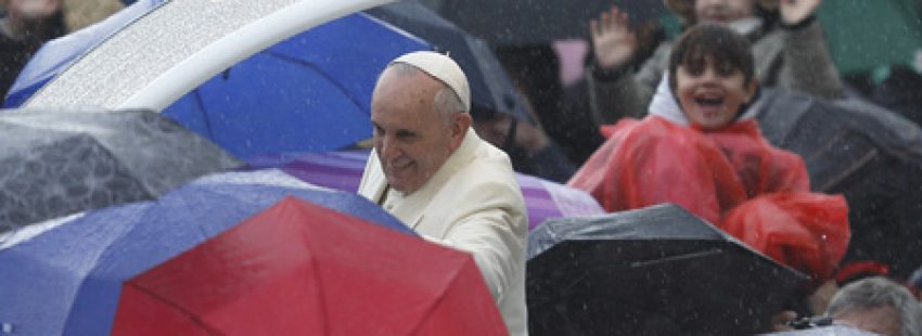 papa Francisco bajo la lluvia durante la audiencia general miércoles 5 febrero 2014