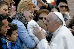 papa Francisco besa a un bebé