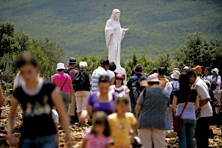 fieles peregrinos para ver a la virgen en Medjugorje