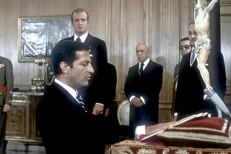 Adolfo Suárez ante un crucifijo jura el cargo de presidente del Gobierno 1976